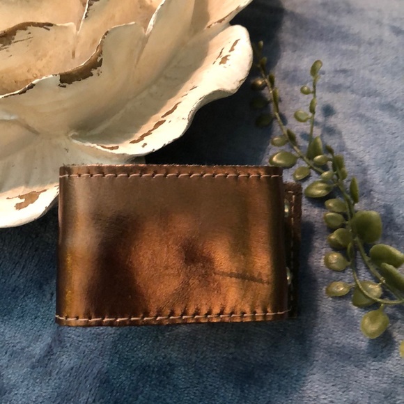 Hidden money compartment in this snap bracelet! - Picture 2 of 8